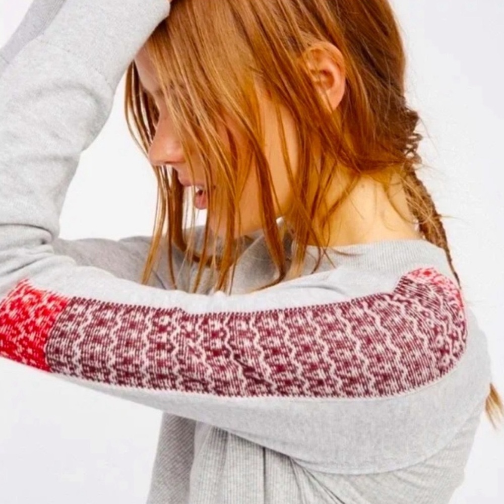 Women's Light Gray Knit Sweater with Patterned Sleeve Stripe - Picture 2 of 6